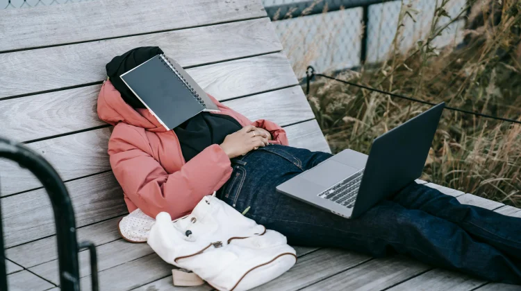 Kebiasaan Digital yang Diam-Diam Menguras Otak