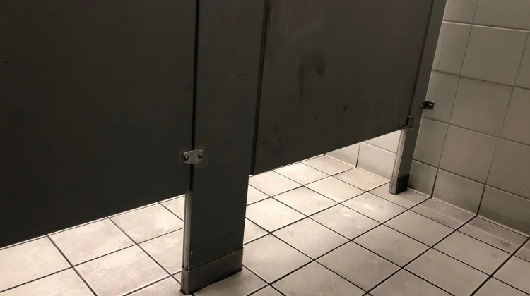 Fakta di Balik Celah Pintu Toilet: Demi Keamanan, Bukan Kelalaian