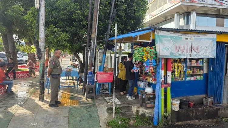 Satpol PP  Tertibkan Pedagang di Atas Trotoar Kawasan Belungguk Point