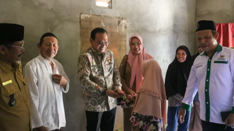 Bupati Teddy Rahman Serahkan Rumah RTLH untuk Warga Penago Baru