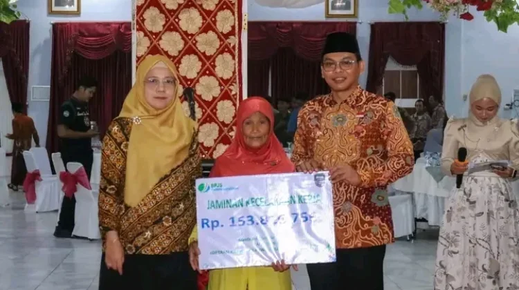 Pemkab Seluma Serahkan Perlindungan BPJS untuk 1.116 Nelayan