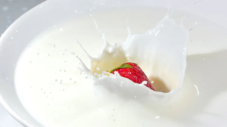 Susu Dingin Strawberry Jadi Minuman Favorit Anak-anak dan Remaja