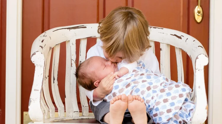 Orang Tua Diminta Awasi Anak Kecil saat Mengasuh Adik Bayi di Rumah