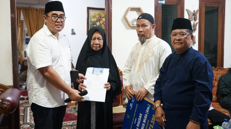 Pemkot Bengkulu Serahkan Santunan lewat Program Four in One