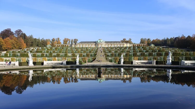 Mengintip Sanssouci: Istana tanpa Beban Tempat Raja Prusia 'Sembunyi' dari Dunia