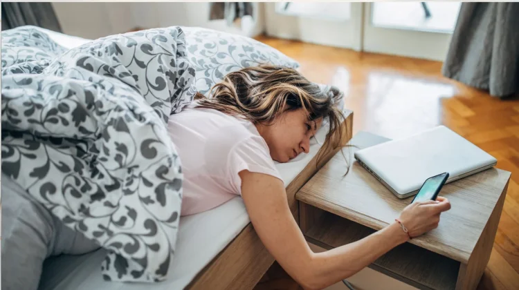 Bangun Tidur Langsung Pegang HP? Hati-Hati, Bisa Picu Darah Tinggi dan Ganggu Tidur!