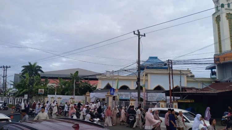 Sebanyak 300  Umat Muslim Penuhi  Masjid  Baitul Atiq  Ikuti Sholat Idul Adha  1447 H