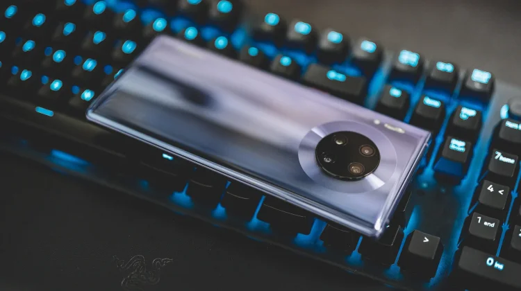 Handphone Modern Membantu Aktivitas Sehari-hari Masyarakat