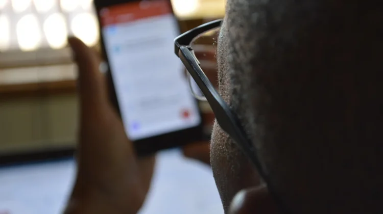 Media Sosial dan Revolusi Handphone Modern