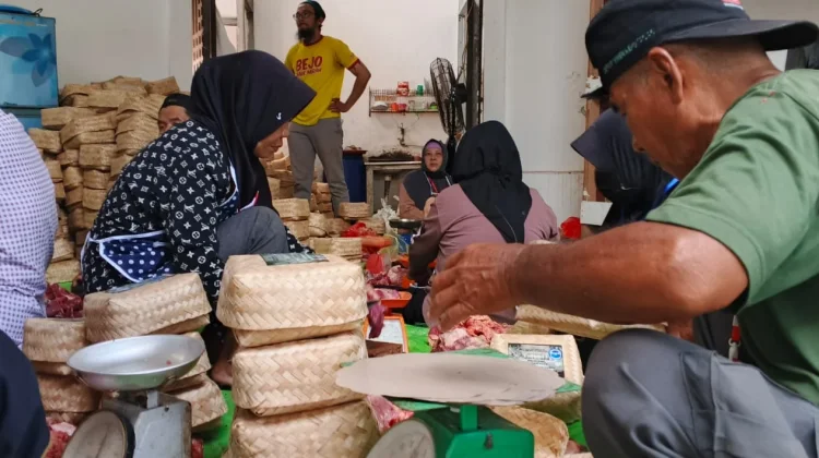 Masjid Agung At-Taqwa Ganti Kantong Plastik Kurban dengan Besek Ramah Lingkungan