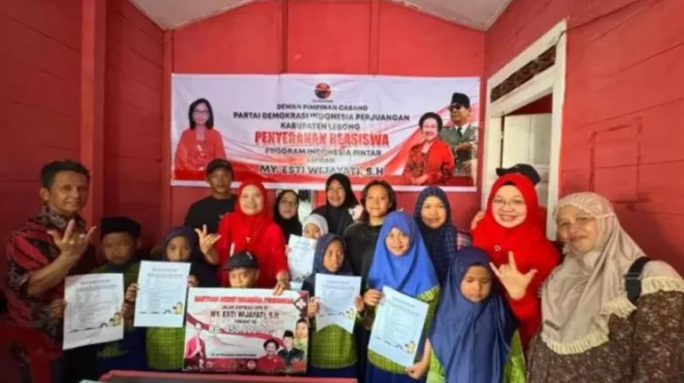 Realisasi Aspirasi Siswa, DPC PDIP Lebong Berikan Beasiswa PIP untuk Pelajar