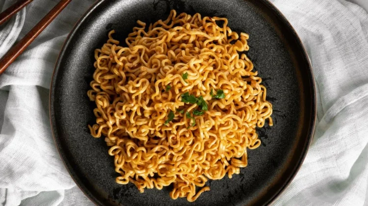 Konsumsi Mi Instan Berlebihan Berpotensi Menimbulkan Berbagai Risiko Kesehatan