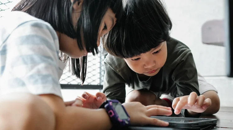 Bahaya Kecanduan Screen Time yang Perlu Diwaspadai Orang Tua
