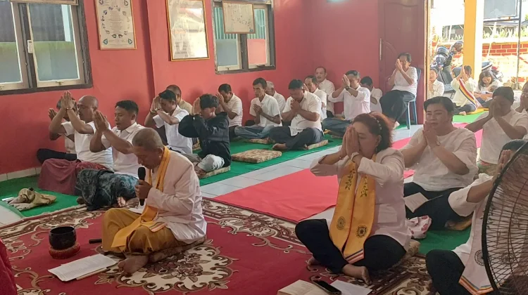 Puluhan Umat Buddha Bengkulu Utara Laksanakan Puja Bakti
