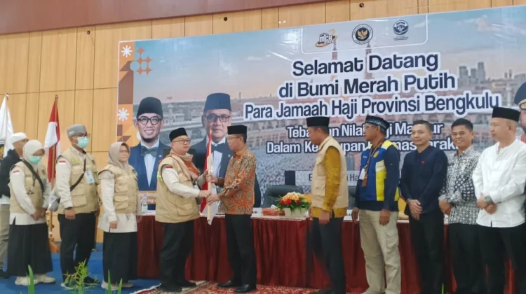 Pemprov Bengkulu Lepas Secara Resmi Jamaah Haji Kloter 2 ke Daerah Asal