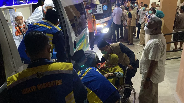 Jemaah Lansia dan Disabilitas Dijemput Ambulans saat Tiba di Asrama Haji Bengkulu