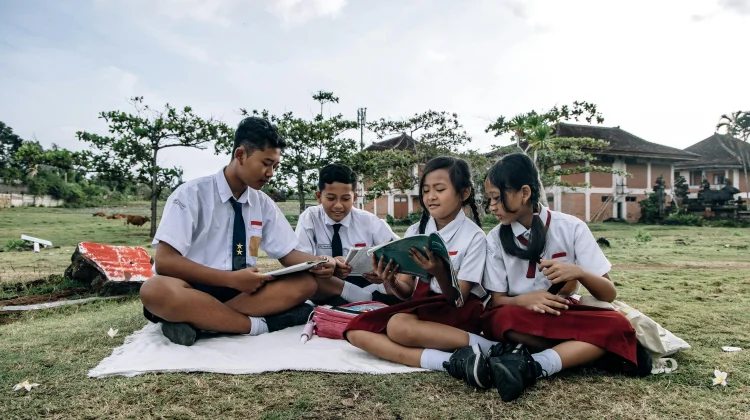 Perdana Anak Masuk Sekolah, Momen Penting Awal Pembentukan Karakter dan Kemandiri
