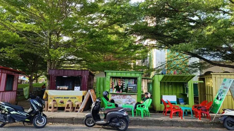 Street Food Masjid Al-Kahfi Bintuhan Jadi Lokasi Nongkrong Favorit Warga