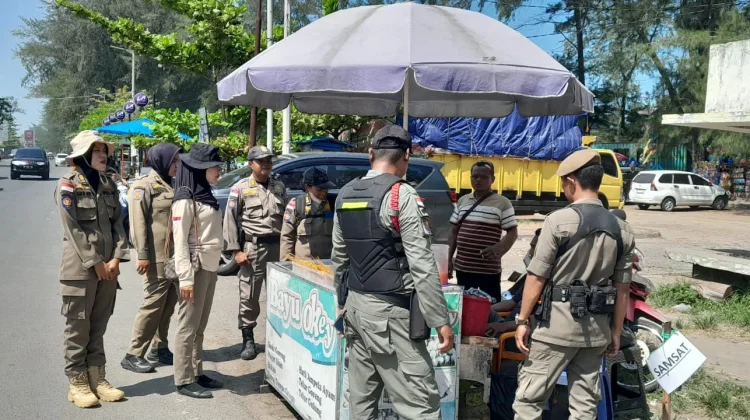 Satpol PP Kota Bengkulu Tegur Pedagang yang Gunakan Badan Jalan
