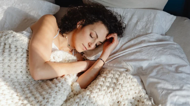 Sering Tidur dengan Tangan Tertekuk? Bisa Jadi Gaya T-Rex