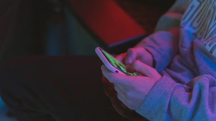 Benarkah Terlalu Lama Bermain Gadget Bisa Menyebabkan Mata Minus?