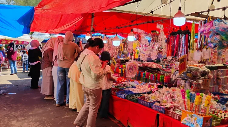 Banyak Pilihan, Pengunjung Borong Aksesori di Festival Tabut