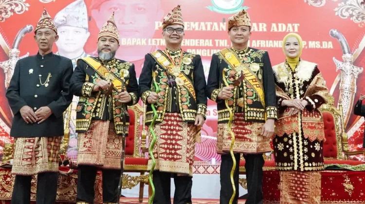 Panglima Kopassus Letjen TNI Djon Afriandi Terima Gelar Adat dari Bengkulu
