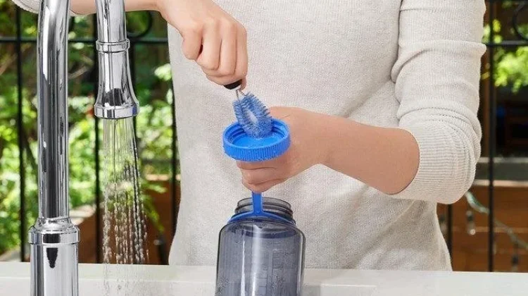 Cara Membersihkan Botol Minum dengan Benar agar Tetap Higienis