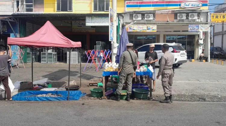 PKL Berjualan di Badan Jalan, Satpol PP Kota Bengkulu Lakukan Penertiban