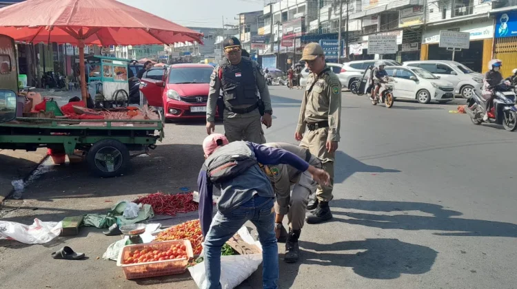 PKL Berjualan di Badan Jalan, Satpol PP Kota Bengkulu Kembali Lakukan Penertiban di