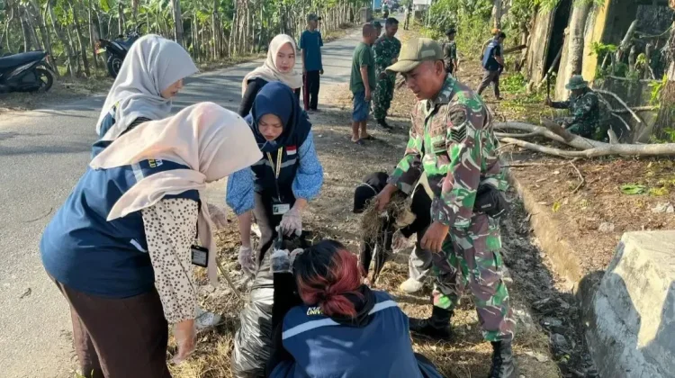 Babinsa dan Mahasiswa KKN UNIB Gotong Royong Bersihkan Parit Desa Jembatan Dua