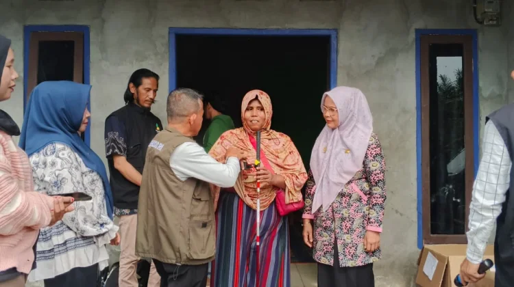 Dinsos Salurkan Tongkat Netra, Bantuan NAPZA, Sembako dan Usaha Produktif