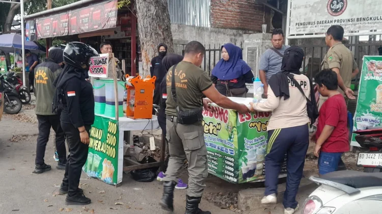 Satpol PP Kota Bengkulu Tertibkan PKL yang Berjualan di Badan Jalan MT Haryono