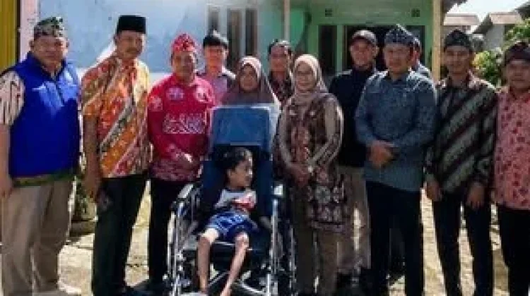 Pemkot Bengkulu Serahkan Bantuan Kursi Roda dari Kemensos