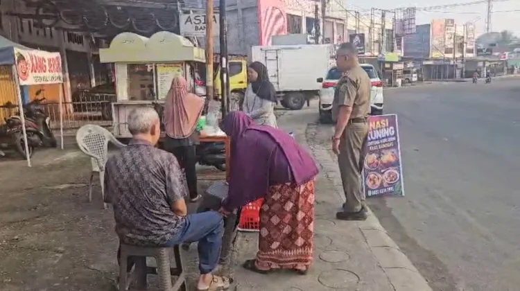 Satpol PP Kota Bengkulu Tegur Pedagang Gunakan Trotoar