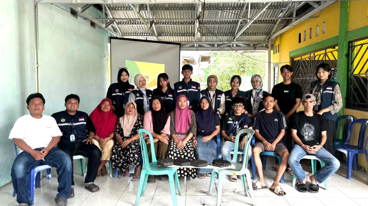 Mahasiswa KKN UNIB Edukasi Warga Tanjung Agung Olah Sampah Jadi Eco Paving Blok