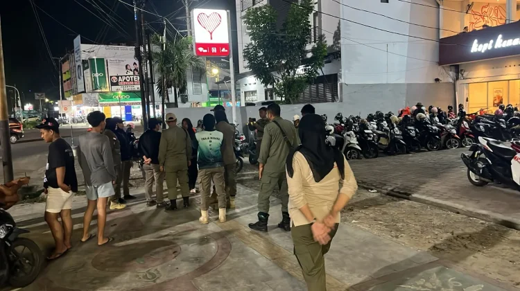 Satpol PP Bengkulu Tertibkan Aktivitas Badut dan Penjual Tisu di Persimpangan