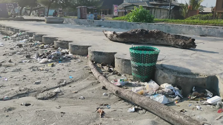Sampah Masih Menjadi Permasalahan di Kawasan Wisata Pantai