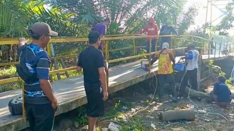 Masyarakat Padang Guci Hilir Sawada Perbaiki Jembatan Gantung Dengan Plat Baja