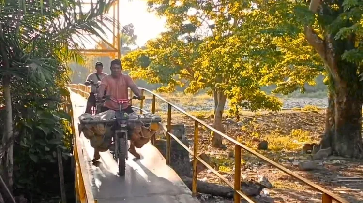 Menganti Papan Jembatan Dengan Plat Besi Dinikai Lebih Tahan Lama