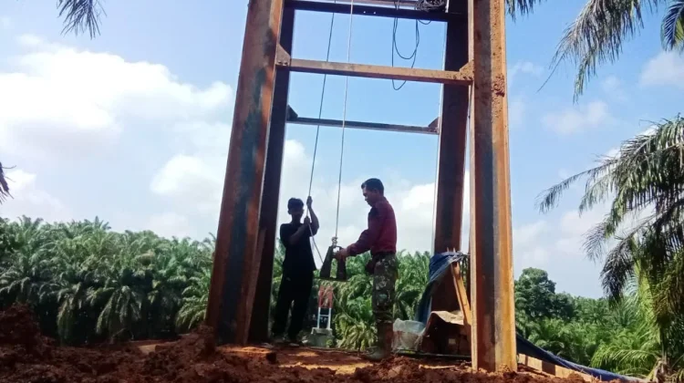 TNI dan Warga Percepat Pembangunan Jembatan Dengan Gotong Royong