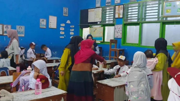 Hari Pertama Masuk Sekolah, Orang Tua Murid Berburu Kursi Terdepan di Kelas