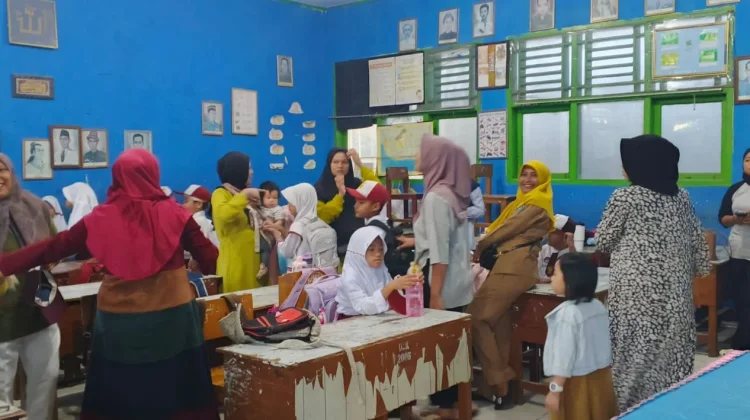 Hari Pertama Sekolah, Orang Tua Antusias Antar Anak ke Sekolah