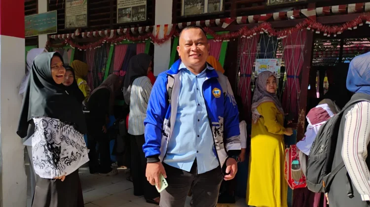 Orang Tua Dukung Proses Adaptasi Siswa Baru di Hari Pertama Sekolah