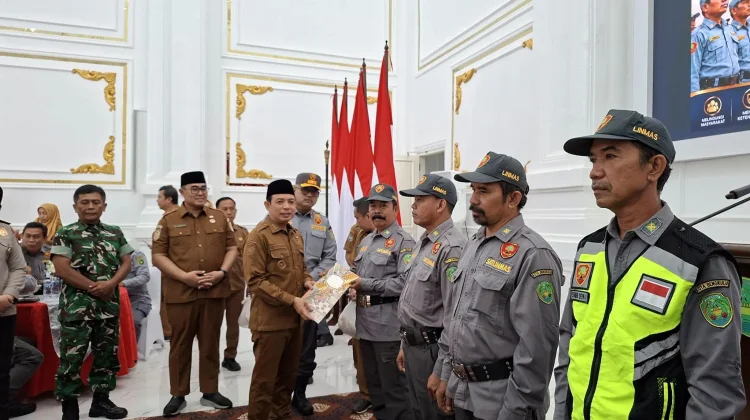 137 Anggota Satlinmas Kota Bengkulu Terima Penghargaan