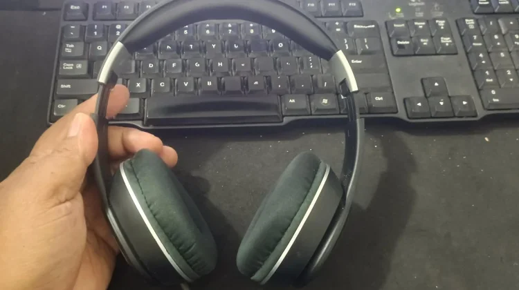 Sering Memakai Headphone? Waspadai Dampaknya bagi Pendengaran