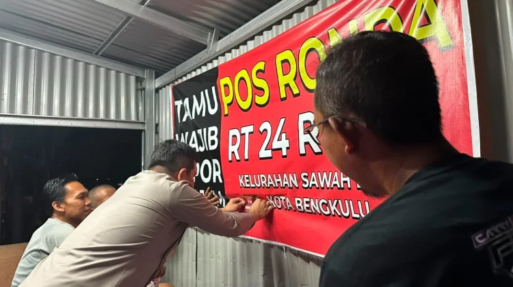 Polisi Pasang Stiker Layanan 110 di Pos Ronda, Dekatkan Akses Pengaduan Warga