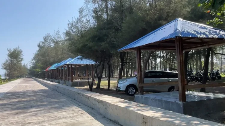 Saung Gratis di Pantai Panjang Jadi Pilihan Bersantai Warga