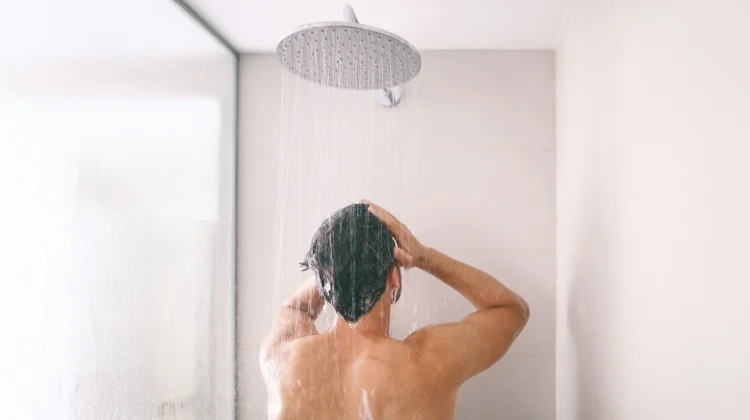 Sering Salah! Ini Urutan Mandi yang Benar agar Kulit Bebas Jerawat dan Iritasi