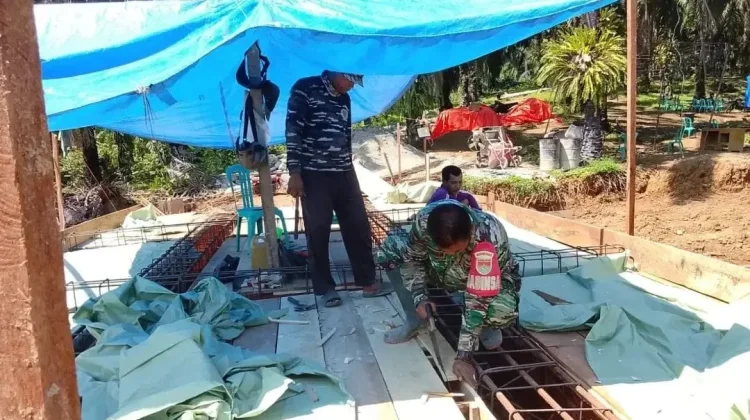 Perakitan Besi Jembatan Desa Kuripan Dilakukan Dengan Teliti
